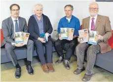  ?? FOTO: LARISSA SCHÜTZ ?? Bürgermeis­ter Clemens Maier, Esther Junge, Wolfgang Lienhard und Martin Häffner (von links) werfen schon mal einen Blick in das neue Trossinger Jahrbuch.