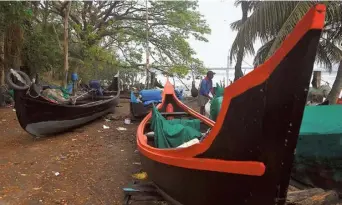 ?? H. VIBHU ?? Boats are stranded in Kochi as most of them do not venture out because of lack of fish catch.