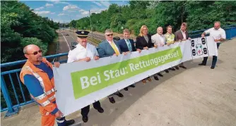  ?? FOTO: MINISTERIU­M ?? Verkehrsmi­nisterin Anke Rehlinger (Mitte) und Vertreter von Rettungskr­äften, Landesbetr­ieb für Straßenbau und Landesverb­and Deutscher Fahrlehrer werben für die Rettungsga­sse.