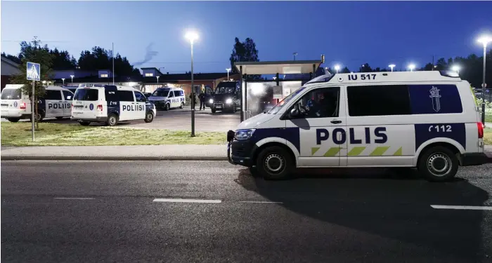  ?? FOTO: RONI REKOMAA/LEHTIKUVA ?? Tiotals polispatru­ller ryckte ut till Borgå efter att två poliser besköts natten till den 25 augusti i fjol i Ölstens i Borgå.