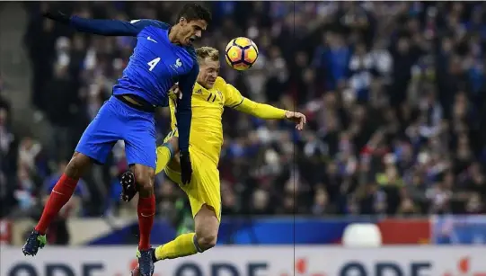  ?? (Photo AFP) ?? Raphaël Varane et les Bleus ont finalement pris le dessus sur les Suédois. Ils passeront l’hiver au chaud.