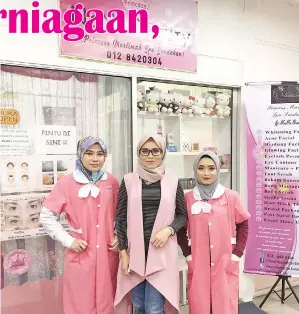  ??  ?? NANA (tengah) bersama dua staf Princess Muslimah Spa Sandakan.