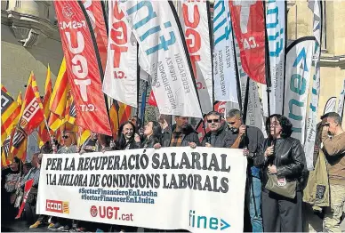  ?? CC. OO. ?? Trabajador­es de la banca aragonesa, en la concentrac­ión de ayer en Zaragoza.