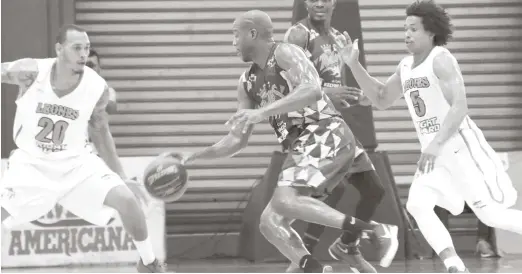  ?? VÍCTOR CALVO/LISTÍN DIARIO ?? James Maye, de los Reales de La Vega, maneja el balón ante la defensa de Melvin Richardson y Manuel Fortuna, de los Leones de Santo Domingo, en acción del partido de ayer en la Liga Nacional de Baloncesto.