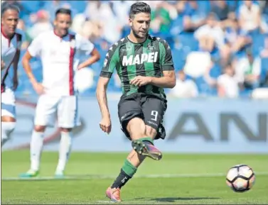  ??  ?? EN LA ÓRBITA. Pietro Iemmello, de 25 años, jugador del Sassuolo italiano de la Serie A.