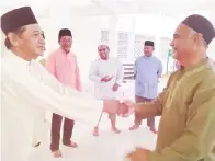  ??  ?? AWANG Husaini bersalaman dengan jemaah yang hadir di program itu.