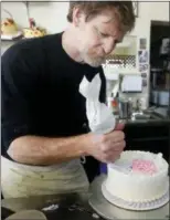  ?? AP FILE ?? Masterpiec­e Cakeshop owner Jack Phillips decorates a cake inside his store in Lakewood, Colo., in 2014.