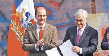  ??  ?? ► El Presidente Piñera junto al ministro de Vivienda, Cristián Monckeberg, quien liderará el tema de integració­n social.