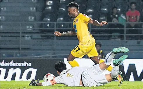  ??  ?? Port striker Heberty Fernandes scores against Buriram United at Chang Arena in Buri Ram.