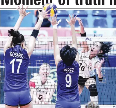 ??  ?? Sta. Lucia Realty’s Jonah Sabete, right, is denied by Foton’s Ivy Perez and CJ Rosario, left, during the PSL Grand Prix Quarterfin­als at the Filoil Flying V Centre in San Juan last Thursday. Foton won in four sets to arrange a Final Four showdown with...