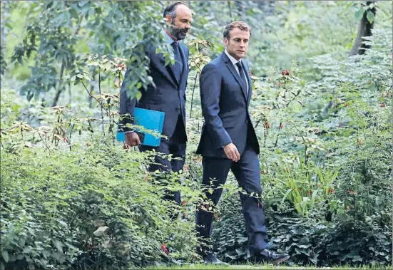  ?? CHRISTIAN HARTMANN / AP ?? Emmanuel Macron y Edouard Philippe a la llegada ayer a la Convención sobre el Clima en París