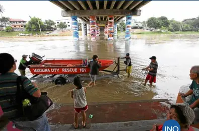  ??  ?? FLOODWATCH Residents and rescuers monitor Marikina River’s water level on Friday as Tropical Storm “Gorio” continues to enhance the southwest monsoon, dumping heavy rains on the metropolis. —NIÑO JESUS ORBETA VISIT SITE FOR MORE PHOTO ESSAYS...