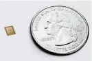  ?? INFINEON ?? Größenverg­leich: Infineon-Chip und Vierteldol­lar-Münze