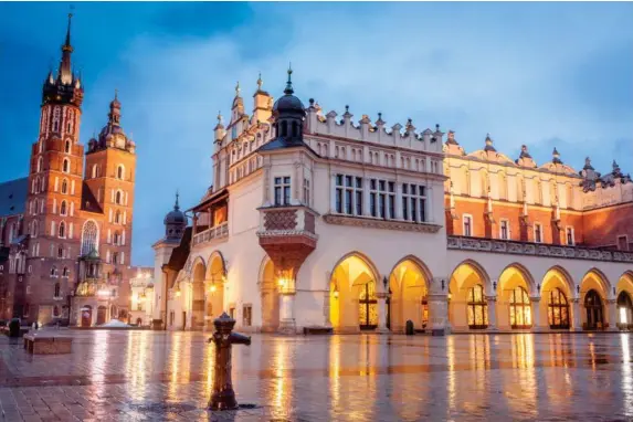  ?? (Getty/iStock) ?? The Cloth Hall in the Polish city’s Old Town