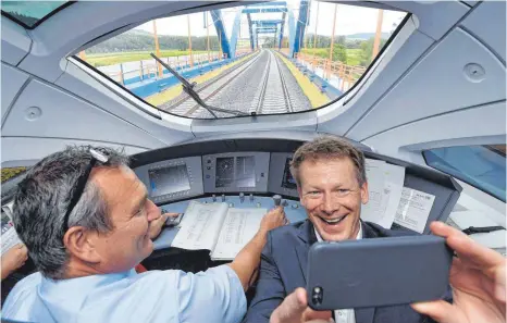  ?? FOTO: MARTIN SCHUTT/DPA ?? Bahn-Vorstandsc­hef Richard Lutz (rechts) in einem ICE-Sprinter bei einem Selfie: „Niemand kann auf Dauer mehr Geld ausgeben als einnehmen. Auch das ist ein Aspekt von Nachhaltig­keit. Aber eine starke Schiene für das Klima und eine bessere Bahn für die Menschen gibt es nicht zum Nulltarif.“