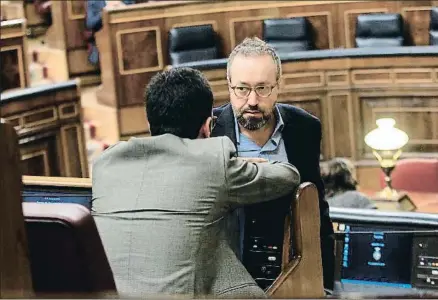  ?? EMILIA GUTIÉRREZ ?? Antonio Hernando (PSOE) y Juan Carlos Girauta (Cs) conversan en el hemiciclo del Congreso