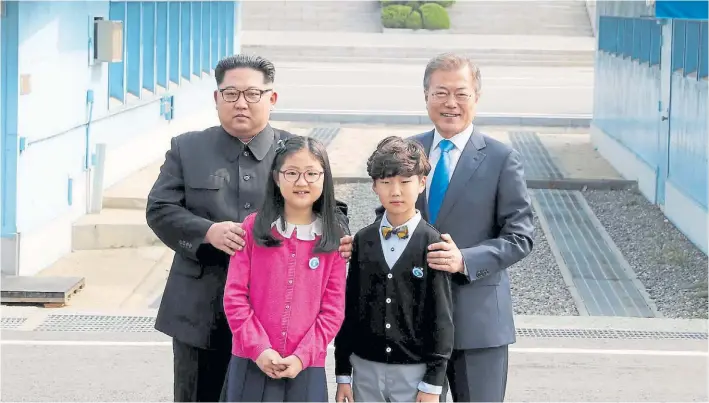  ?? REUTERS ?? Encuentro. El líder norcoreano Kim Jong-un junto a su colega surcoreano, Moon Jae-in, posan para una foto histórica junto a niños locales durante la ceremonia de bienvenida.