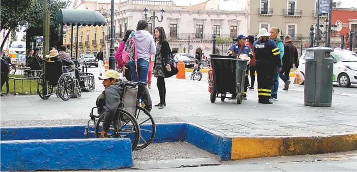  ?? GILBERTO LASTRA ?? Ciudades llenas de obstáculos para discapacit­ados.