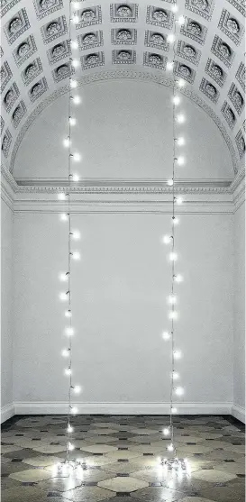  ??  ?? Sinnbild für ein Liebespaar aus 84 Lämpchen: „Untitled (Lovers – Paris)“(1993) von Felix Gonzalez-Torres im Wiener Theseustem­pel.