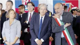  ?? Ansa ?? Il premier Paolo Gentiloni, ieri ad Amatrice, con sua moglie e il sindaco Sergio Pirozzi