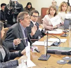  ??  ?? ► El abogado DC presentó ayer la defensa del ministro de Salud ante comisión que revisa libelo.