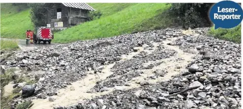  ??  ?? Wetter in extremis: Von heiss zu nass. Diese Strasse im Diemtigtal musste gesperrt werden.