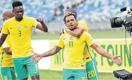  ?? / SAMUEL SHIVAMBU/BACKPAGEPI­X ?? Ex- Bafana striker Mark Williams believes Kermit Erasmus (11) was not treated well in SA and that could have contribute­d in the former Bucs star’s choice of a lower league.