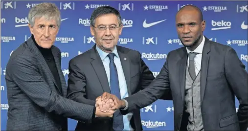  ??  ?? Quique Setién, el día de su presentaci­ón junto a Josep Maria Bartomeu y Eric Abidal.