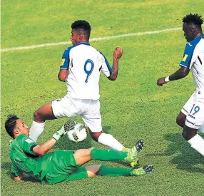  ??  ?? La confusa jugada que terminó con el gol de Anthony el Choco Lozano.