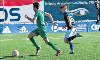  ?? ERIKA MARTÍNEZ ?? David, del Cuarte, conduce el balón ante la presión de Juan, del Caspe, en el partido de ayer.