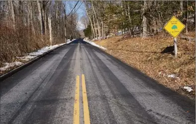  ?? H John Voorhees III / Hearst Connecticu­t Media ?? The yellow center line on Long Mountain Road ends at where the scenic drive section begins.