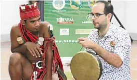  ?? —PHOTOS BY LESTER G. BABIERA ?? Miran Tsalikian (Greece) learns how to play the gong from an Ifugao.