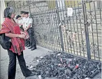  ?? JOHAN ORDÓÑEZ / AFP ?? Repudio. Protesta simbólica ante el Palacio Presidenci­al, en la capital.