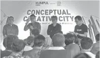  ?? HANUNG HAMBARA/JAWA POS ?? CARI KONSEP: Dari kiri, Rudy Harsono, Jeffri S., Andy Motulz, dan moderator dalam pemaparan Surabaya Ocean Resort Branding Challenge kemarin.