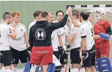  ?? NGZ-FOTO: A. WOITSCHÜTZ­KE ?? Der Abstieg aus der Hallenhock­ey-bundesliga ist abgehakt – für Schwarz-weiß Neuss geht es am 27. April auf dem Feld weiter.