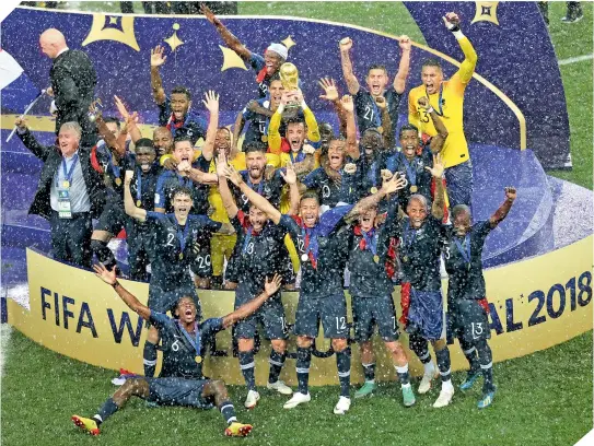  ??  ?? La fiesta se dio bajo la lluvia en el estadio Luzhniki, donde los galos levantaron el máximo trofeo del planeta.
