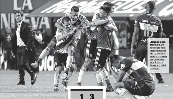  ??  ?? Abrazo compartido, de todos los jugadores de River en La Bombonera. Lo sufren los colombiano­s Fabra y Barrios y el DT xeneize.