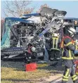  ?? FOTO: MICHL SCHMELZER ?? Ein Bild von den zerstörten Bussen. Bei dem Unglück nahe Fürth gab es viele Verletzte, darunter auch Kinder.