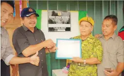  ??  ?? Ewon ruminamit tanda kaandaman pinotunui di Abd Rahim Haji Daud.