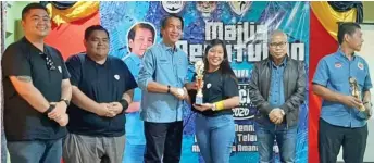  ??  ?? Dennis (third left) presents a trophy to Jessica Joo John, who is named the ‘Best Female Participan­t’ of the ‘Souls GoGetter Bootcamp Miri 2020’. At second right is Awangku Merali.