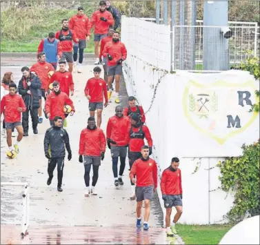  ??  ?? TRABAJO. Míchel y sus jugadores, durante uno de los entrenamie­ntos en la Ciudad Deportiva.