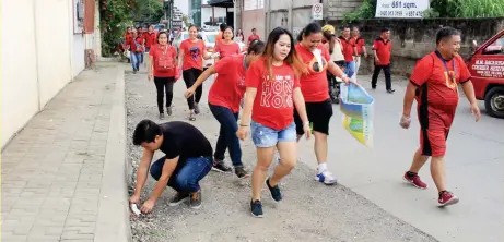  ?? (PHOTO FROM CAGAYAN DE ORO CITY GOVERNMENT FACEBOOK PAGE) ?? PLOGGING. City hall workers and senior high school students pick up garbage while jogging last Friday, July 20, as part of CLENRO’s anti-littering campaign dubbed as “plogging.”