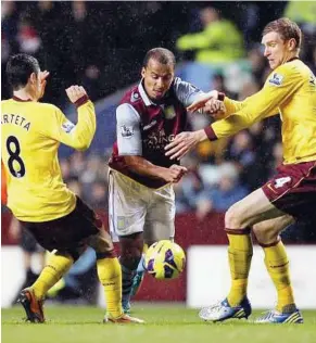  ??  ?? Sandwiched: Aston Villa’s Gabriel Agbonlahor (centre) vies with Arsenal’s Mikel Arteta (left) and Per Mertesacke­r during their English Premier League match at Villa Park on Saturday. The match ended 0-0.