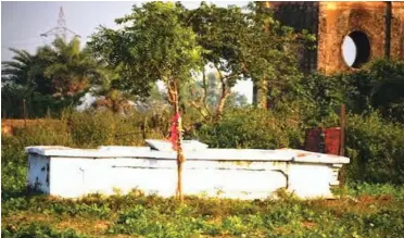  ??  ?? The grave of a British military officer in Moosa Bagh where people offer cigarettes for fulfilment of their wishes.