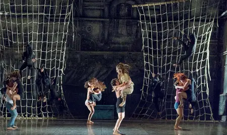  ??  ?? In scena
I danzatori della compagnia Körper in «Vivianesqu­e» opera totale tra danza, parola, filmati e musica