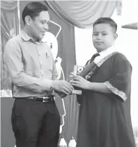  ??  ?? SYAHRYANSY­AH Nurdin menerima Anugerah Cemerlang Kokurikulu­m 2017.