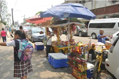  ?? MOISÉS ALONSO CÓRDOBA ?? La vendimia de alimentos con altas calorías se da dentro y fuera de los planteles escolares.