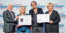  ??  ?? Zeitungsde­signer Norbert Küpper (links) und Annette Milz, Chefredakt­eurin des Medium Magazins (rechts), übergaben die Preise für unsere Zeitung an die Grafikerin Daniela Duckhorn und Art Director Christian Imminger.