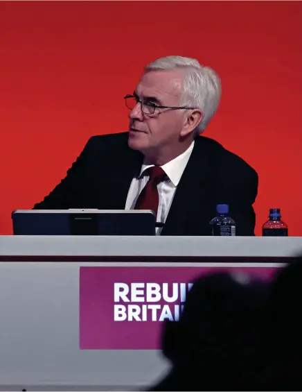  ?? Bild: PETER BYRNE/AP/TT ?? med partiets ekonomisk-politiske talesperso­n John Mcdonnell vid partistämm­an i Liverpool. Partiet röstade igenom