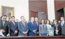  ??  ?? LA CONSULTA ANTICORRUP­CIÓN permitió congregar, en agosto pasado, a todos los partidos políticos para un mismo propósito, pero al final esta unión fracasó.